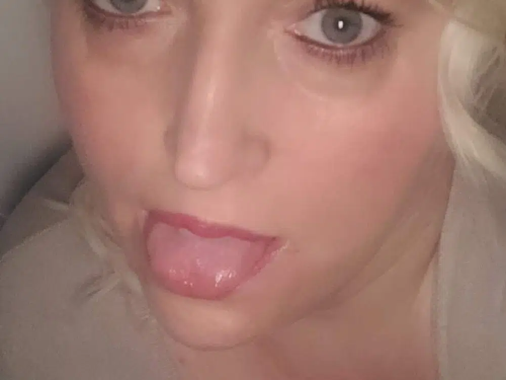 Blonde Mama (43) will geil chatten und sich real treffen Mama will geil chatten und sich real treffen